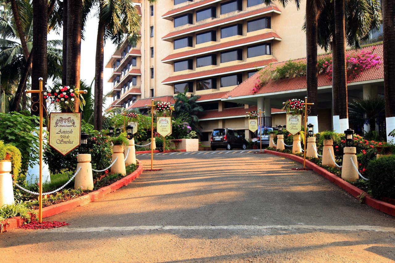 The Retreat Hotel & Convention Centre Mumbai Exterior photo